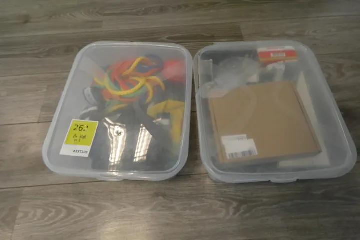Konvolut Sportzubehör (Seile, Tape, Bänder), diverse Farben, in Box